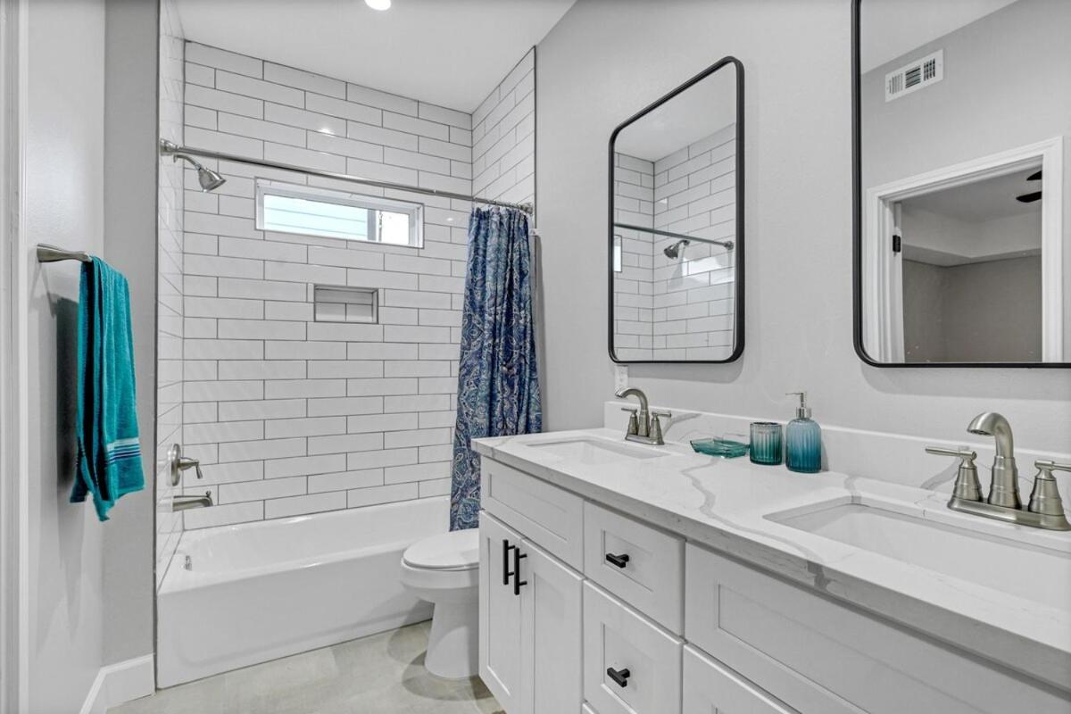 Sleeps 7 10 Min Downtown, Nrg, Med Center, Mall! Holiday home Houston